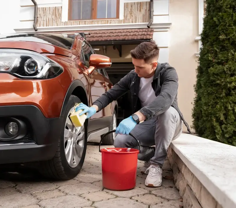 Lavage auto à domicile Moret-Loing-et-Orvanne : professionnel intervenant sur un véhicule